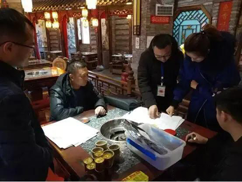 江陽區市場監管局對被舉報使用回油3家火鍋店實施立案調查