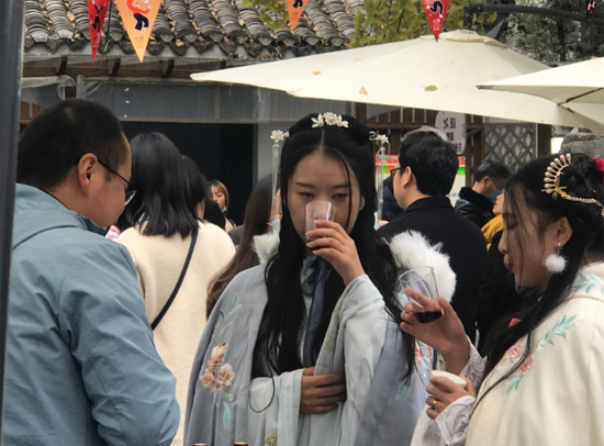第12屆成都國(guó)際葡萄酒節(jié)暨首屆成都果酒嘉年華在成都開(kāi)幕